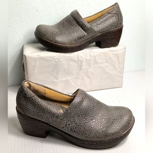 B.Ø.C Gray Clogs with Chunky Heel and Textured Finish Size 7.5M